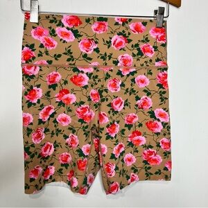 NWOT Offline by aerie Goals hi-rise bike shorts 7” rose pattern size large